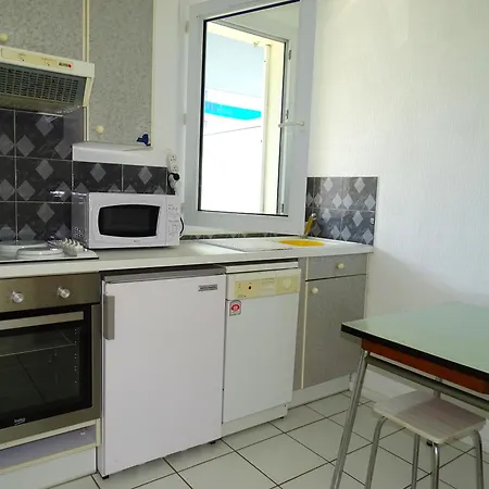 Tres Agreable Avec Terrasse Au Pied De La Plage - Commerces Et Gare A Pieds - Ref 341 Royan